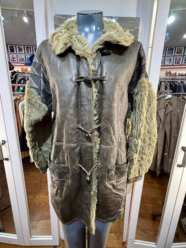 80’s Olive Green Leather & Fur Coat by Enrico Coveri Off-the-Shoulder Jacket Double-Breasted Coat Single-Breasted Coat 80’s Olive Green Leather & Fur Coat by Enrico Coveri Off-the-Shoulder Jacket Double-Breasted Coat Single-Breasted Coat